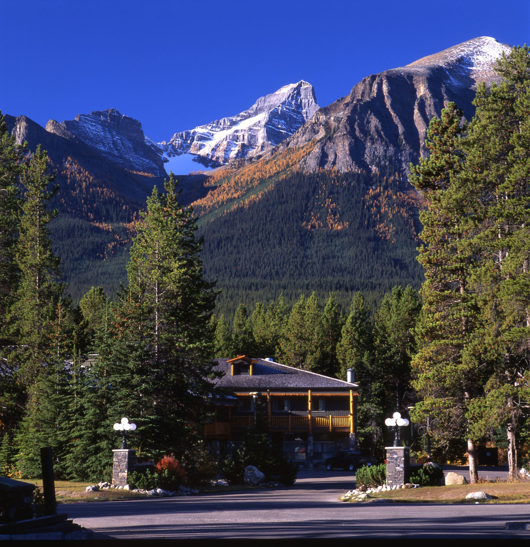 Mountaineer Lodge Lake Louise Exterior photo